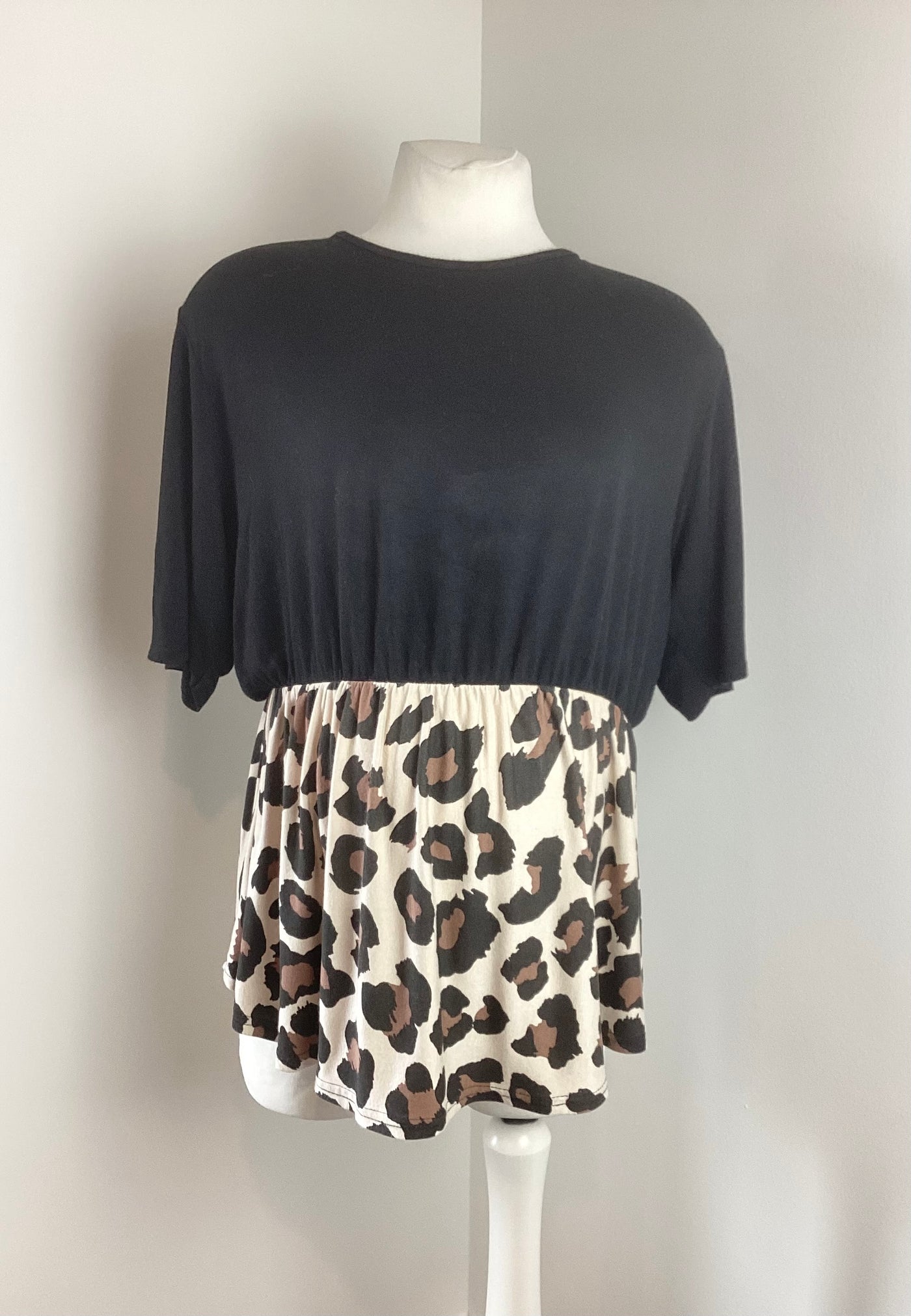 Boohoo Maternity black & leopard print short sleeved top - Size 18 (more like 16/18)