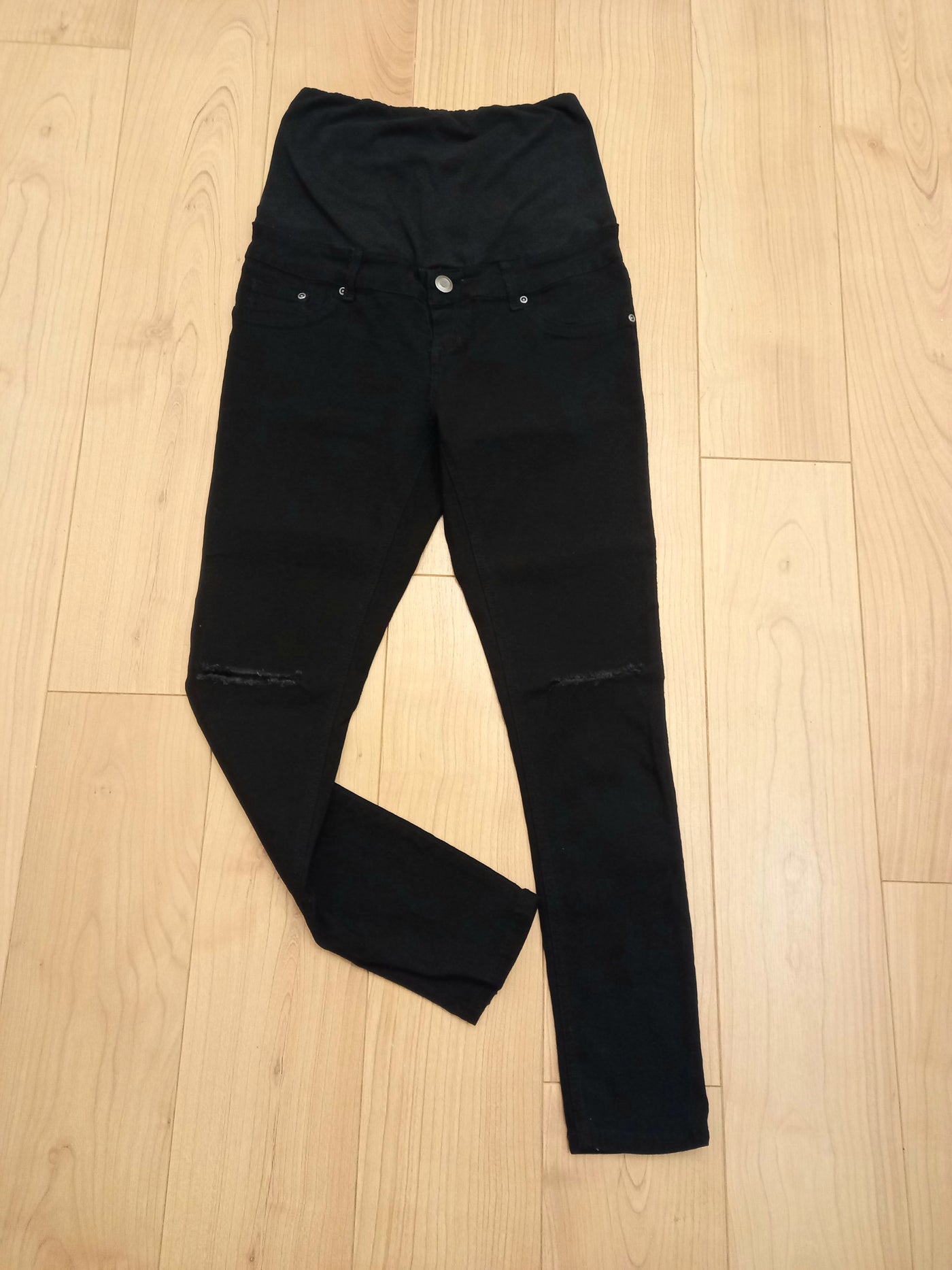 Boohoo Maternity black overbump jeans with ripped knees - Size 10