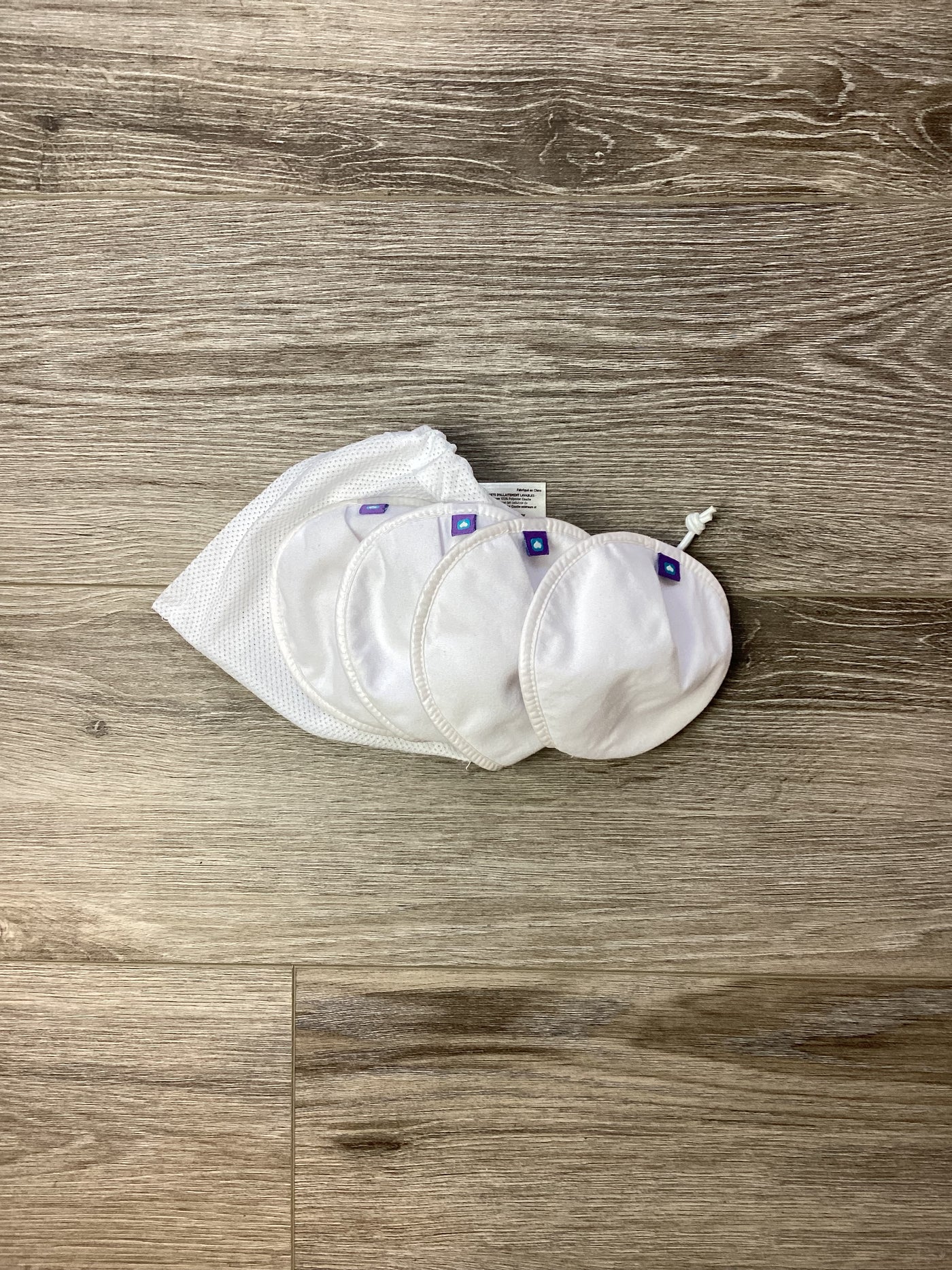 Lansinoh 4 x white washable nursing pads with mesh wash bag - One Size