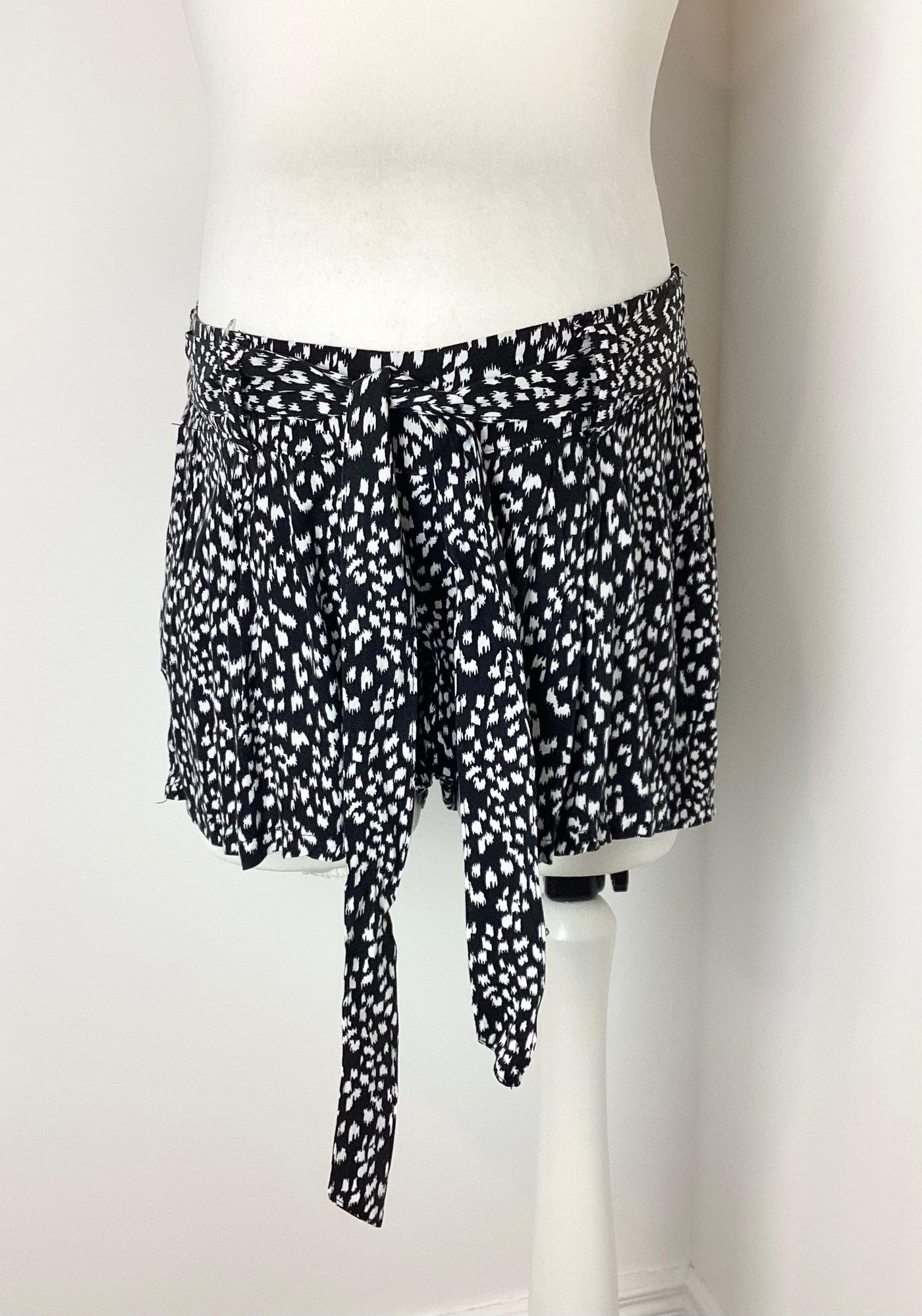 Seraphine black & white print shorts with pockets & waist tie - Size M (Approx UK 10/12)