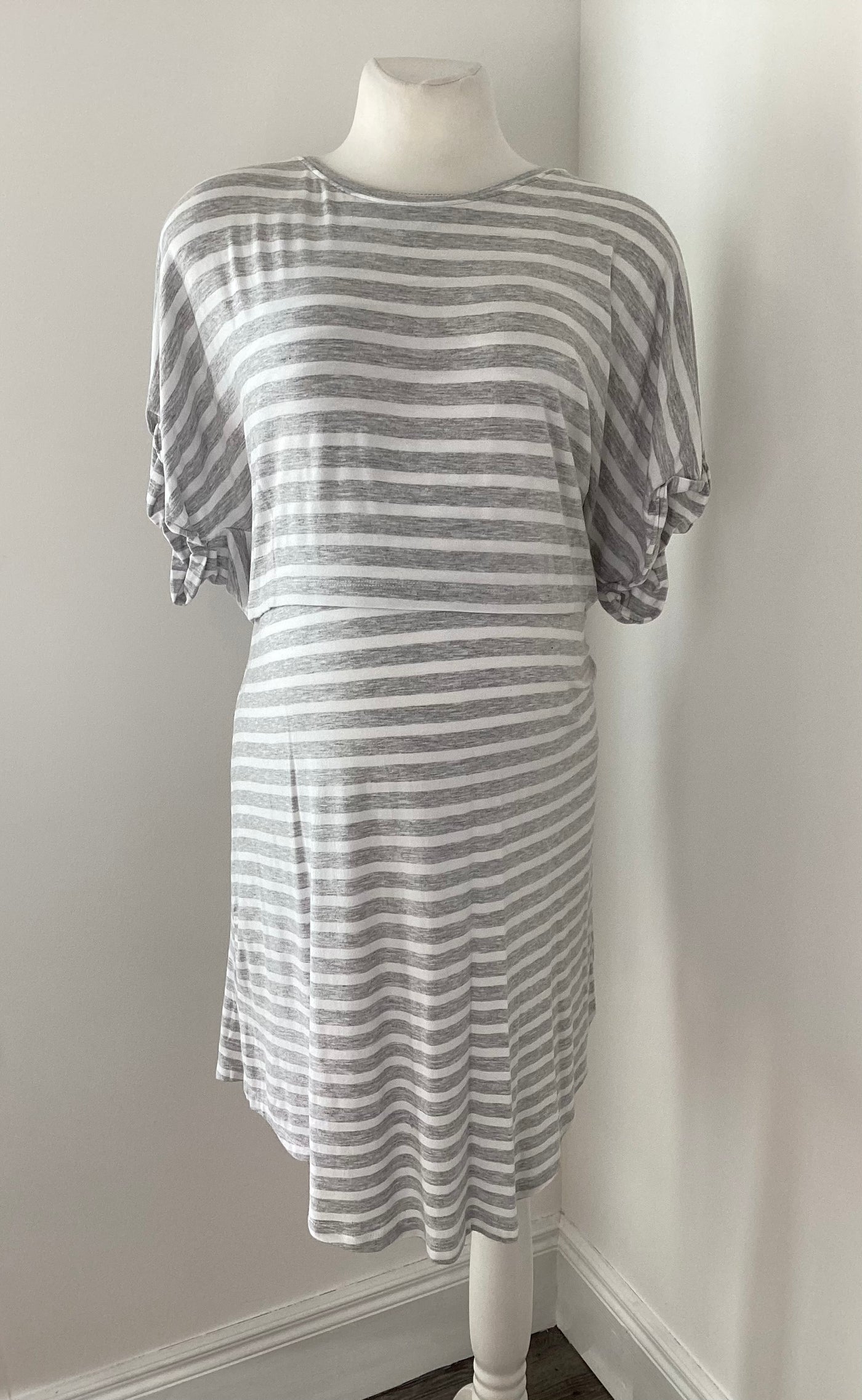 Blooming Marvellous grey & white short sleeved nursing dress - Size L (Approx UK 14/16)