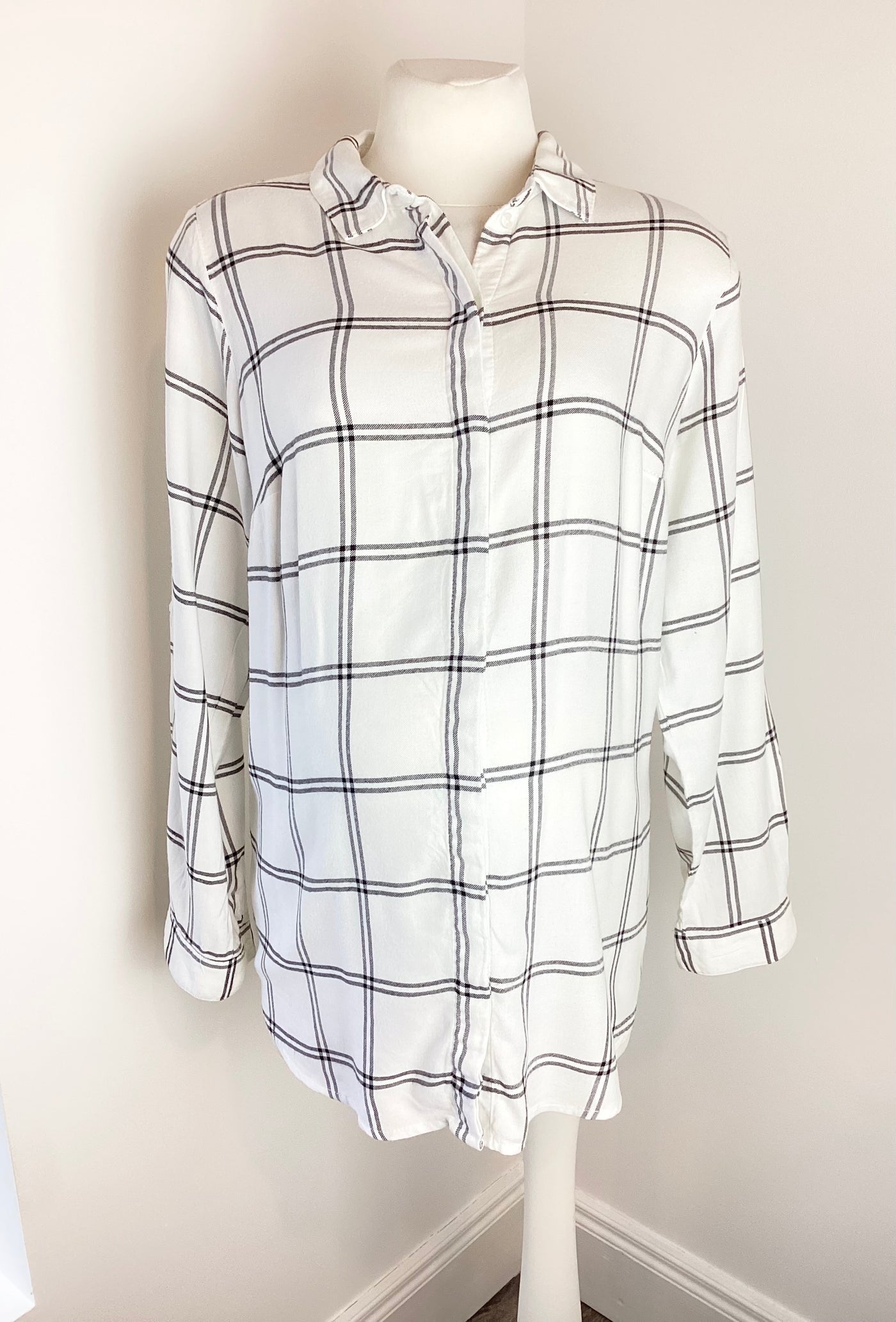H&M Mama white & black checked shirt - Size M (Approx UK 10/12)