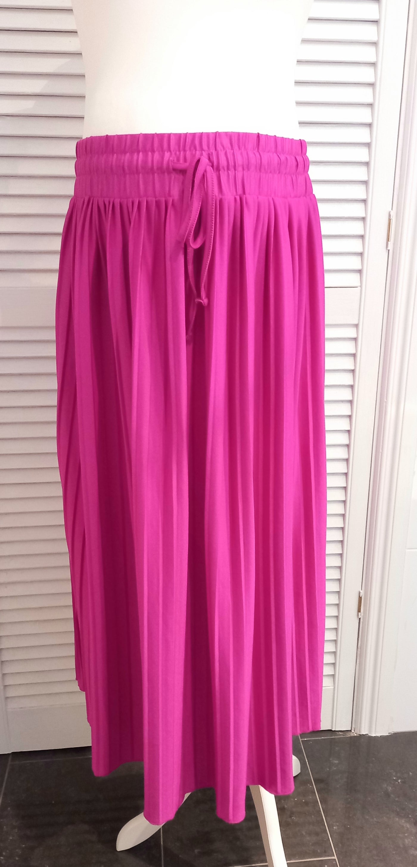 Gallery Fuchsia Pleated Skirt - Size L (Approx. UK 14/16)